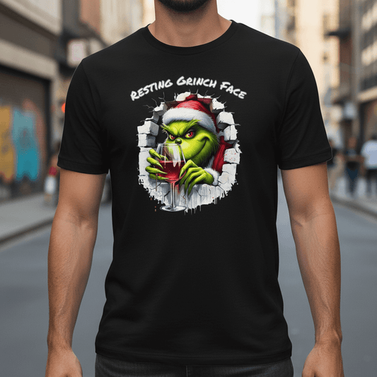 Resting Grinch Face T-Shirt - Lifestyle Foto mit Grinch und Weinglas Design