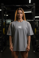 SG Locked In Oversized Shirt, zierliche trainierte Frau, Vorderseite